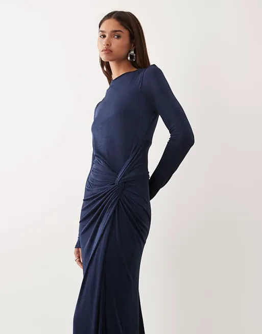 Темно-синее эластичное платье макси с длинными рукавами и высоким воротником и закрученными деталями Daska
Темно-синее эластичное платье макси с длинными рукавами и высоким воротником и закрученными деталями Daska