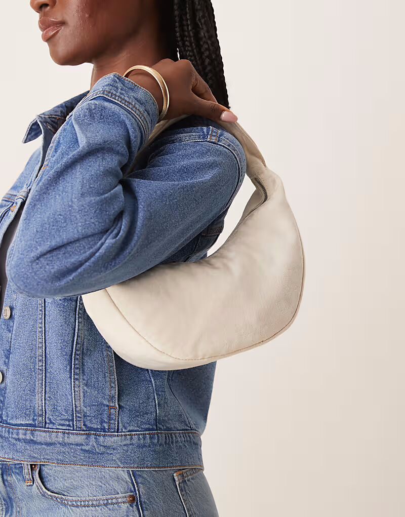 Сумка через плечо Calvin Klein Jeans из нейлона кремового цвета
Сумка через плечо Calvin Klein Jeans из нейлона кремового цвета