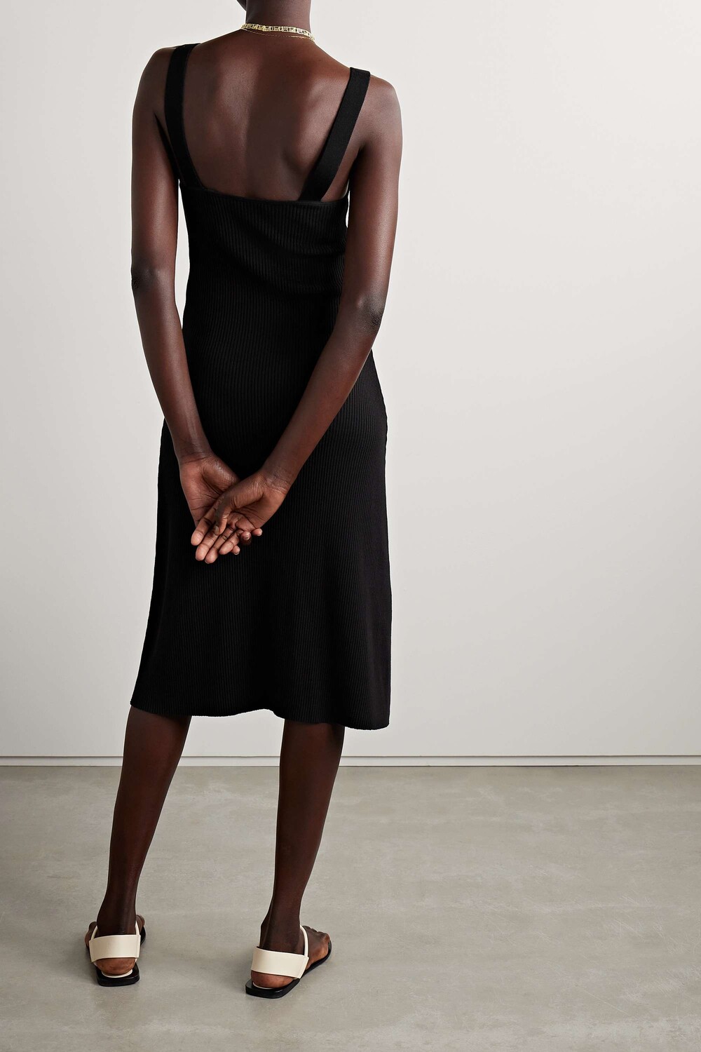 VINCE Платье в рубчик из эластичного джерси, черный
VINCE Платье в рубчик из эластичного джерси, черный
