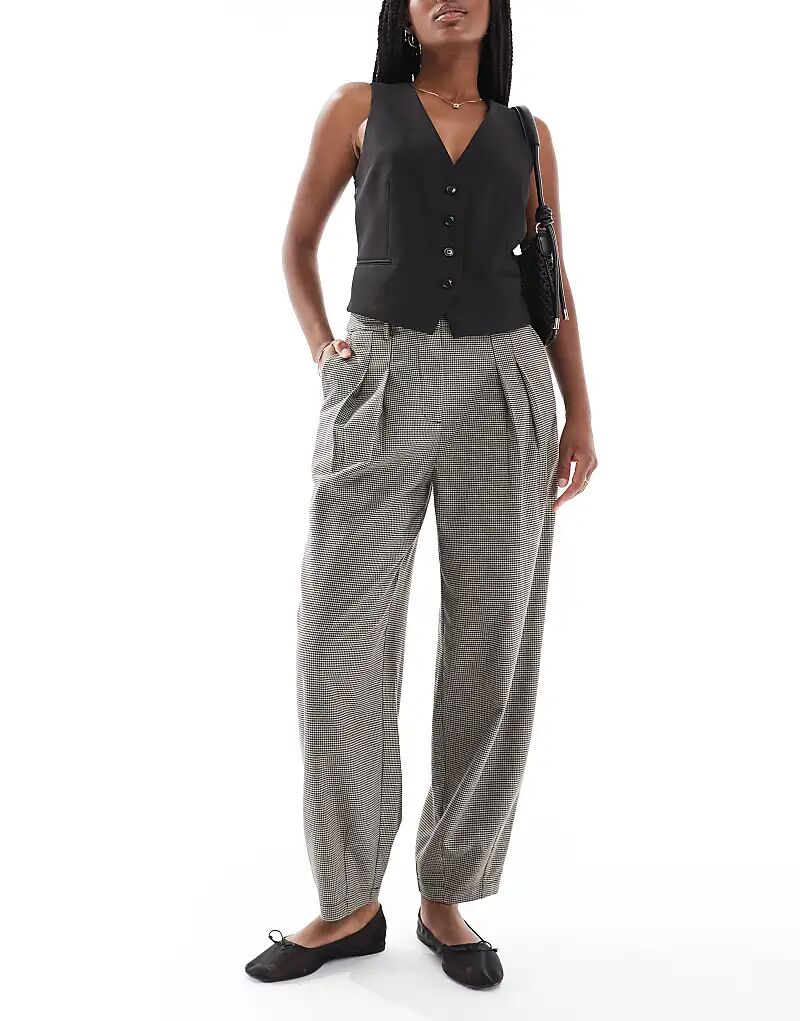 Клетчатые брюки-бочонки New Look черного цвета
Клетчатые брюки-бочонки New Look черного цвета