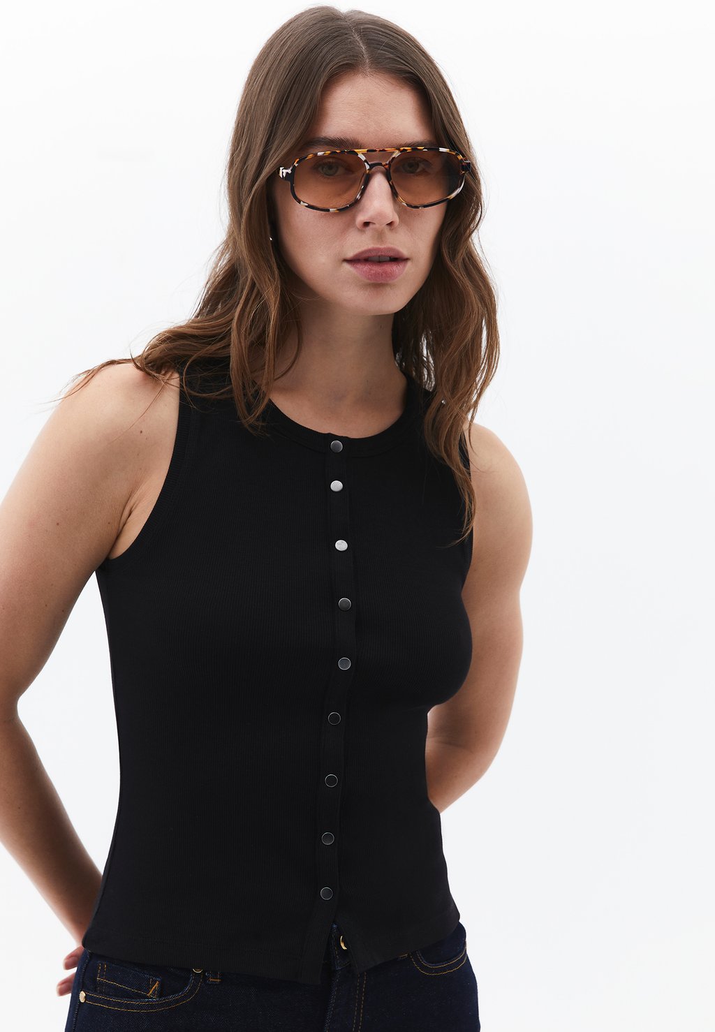 Топ без рукавов MIT KNOPFDETAILS OXXO, черный
Топ без рукавов MIT KNOPFDETAILS OXXO, черный