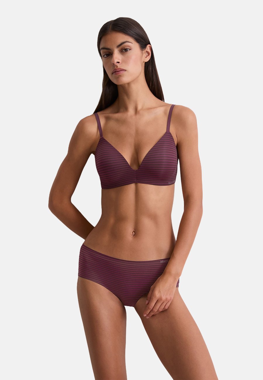 Бюстгальтер Marc O'Polo Triangle bra, Cherry Lacquer Stripe/Berry
Бюстгальтер Marc O'Polo Triangle bra, Cherry Lacquer Stripe/Berry