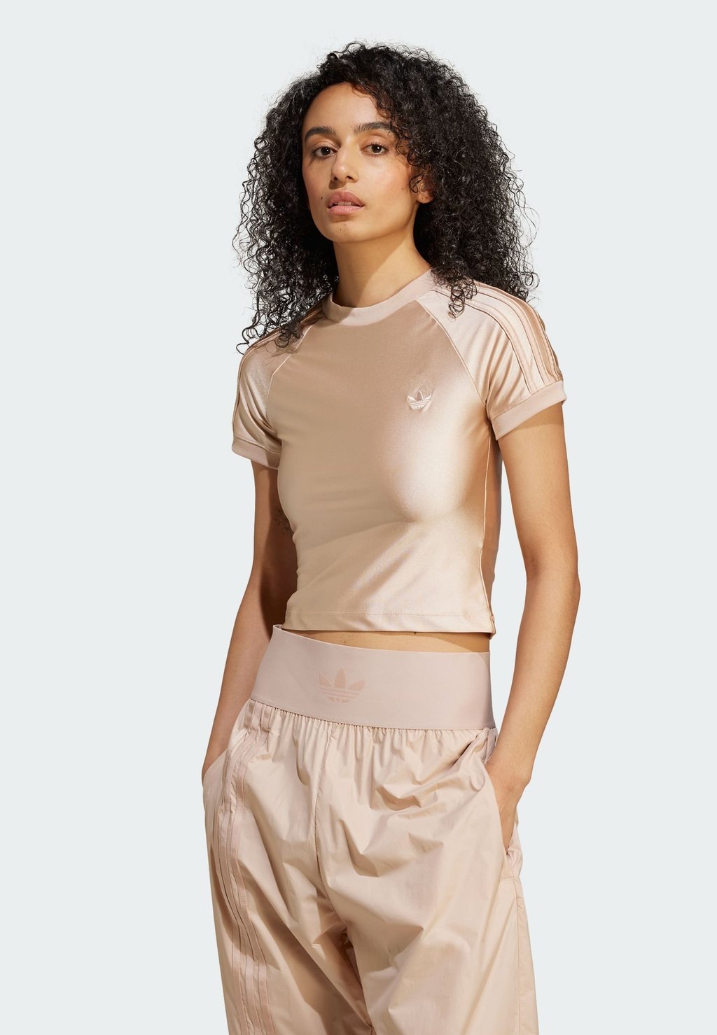 Базовая футболка 3-STRIPES CALIFORNIA Adidas Originals, бежевый
Базовая футболка 3-STRIPES CALIFORNIA Adidas Originals, бежевый