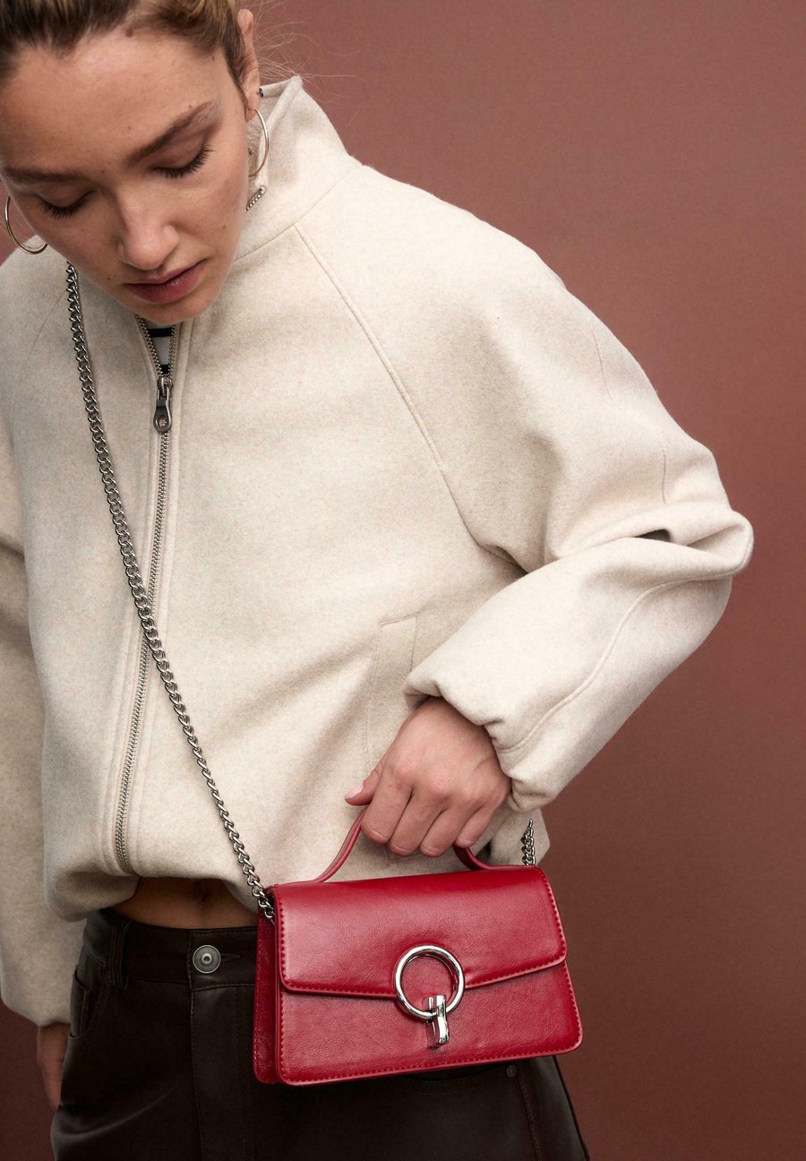 Сумка Stradivarius WITH A ROUND CLASP, Red
Сумка Stradivarius WITH A ROUND CLASP, Red