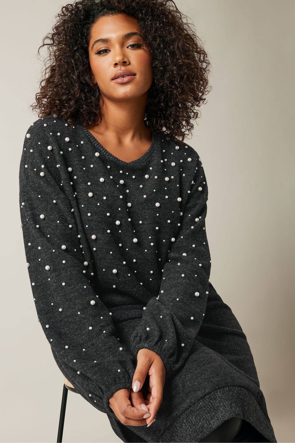 Черное платье с жемчужной отделкой Evans, серый
Черное платье с жемчужной отделкой Evans, серый