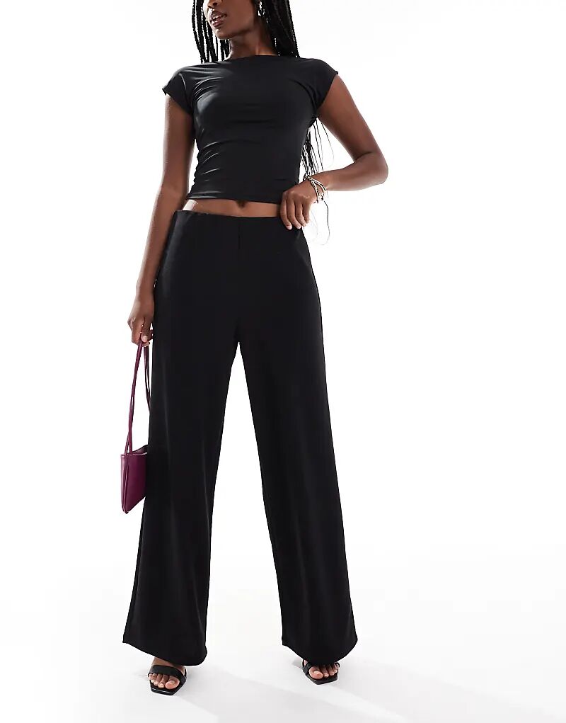 ONLY брюки свободного покроя черного цвета
ONLY брюки свободного покроя черного цвета