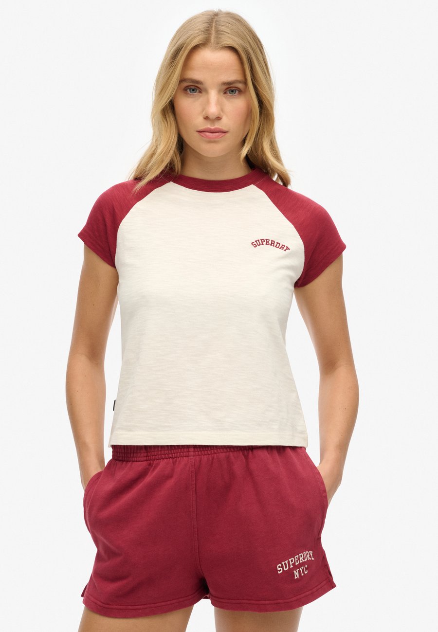Футболка Superdry & Co ESSENTIAL LOGO RAGLAN, D Bone White Bordeaux Red/Red, Белый, Футболка Superdry & Co ESSENTIAL LOGO RAGLAN, D Bone White Bordeaux Red/Red
Футболка Superdry & Co ESSENTIAL LOGO RAGLAN, D Bone White Bordeaux Red/Red, Белый, Футболка Superdry & Co ESSENTIAL LOGO RAGLAN, D Bone White Bordeaux Red/Red
