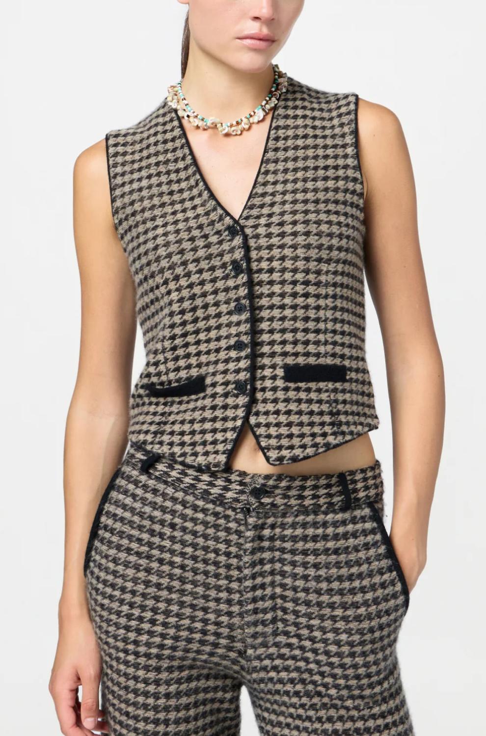Guest In Residence Приталенный жилет в клетку «гусиная лапка» черного цвета
Guest In Residence Приталенный жилет в клетку «гусиная лапка» черного цвета