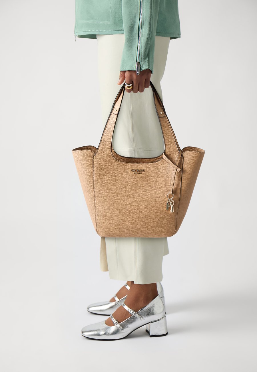 Сумка-шоппер Guess HELINA TOTE SET, Beige
Сумка-шоппер Guess HELINA TOTE SET, Beige