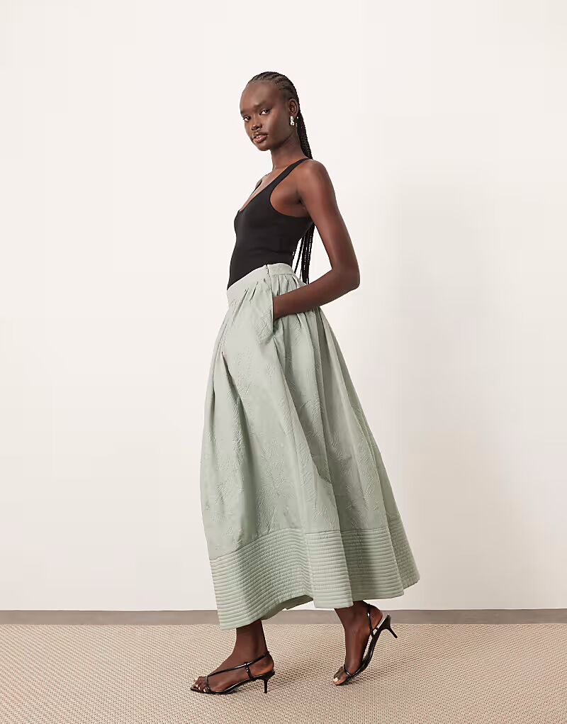 Юбка макси с текстурой и карманами в цвете шалфея Arrange
Юбка макси с текстурой и карманами в цвете шалфея Arrange