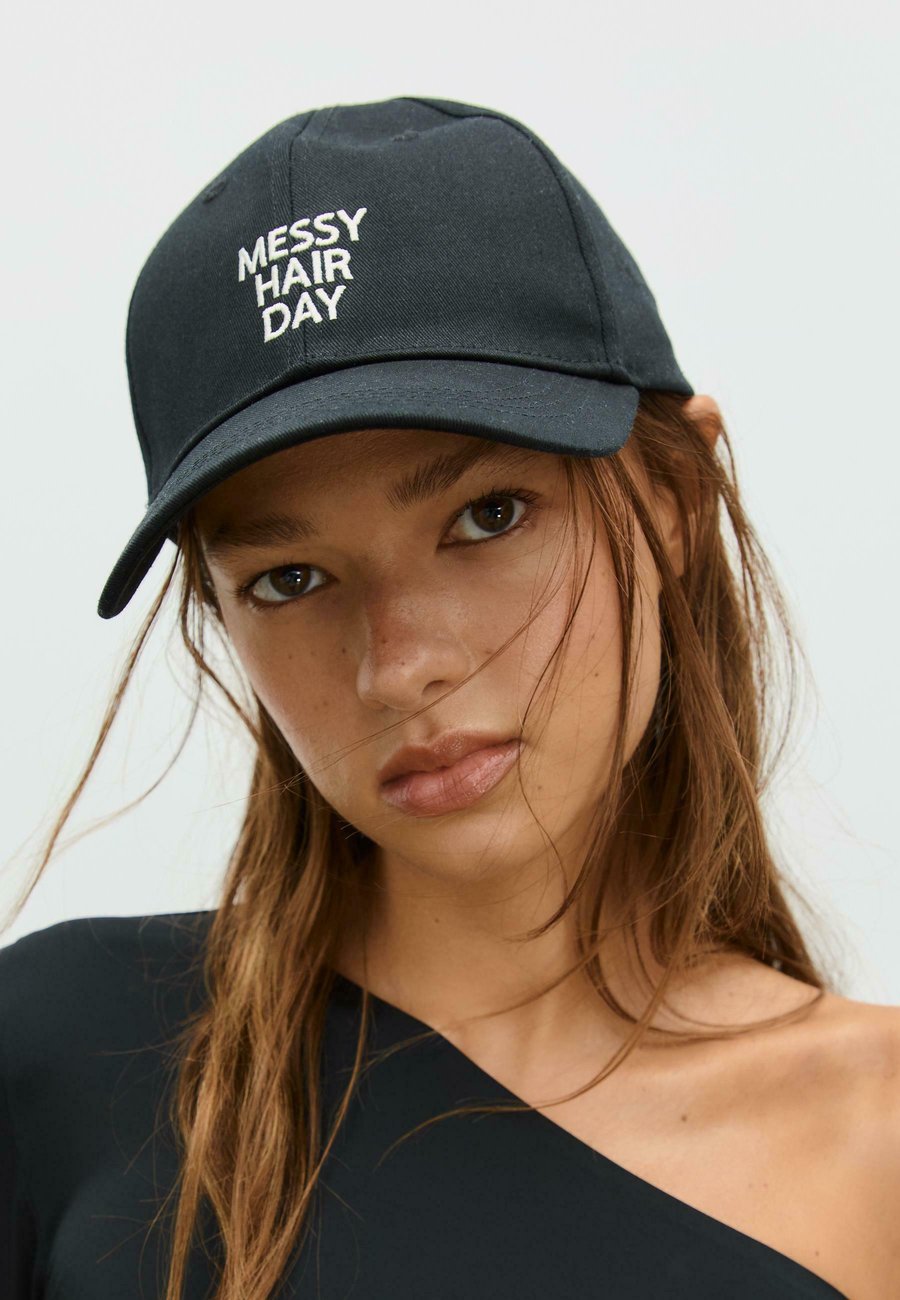 Бейсболка Stradivarius EMBROIDERED SLOGAN, Black
Бейсболка Stradivarius EMBROIDERED SLOGAN, Black