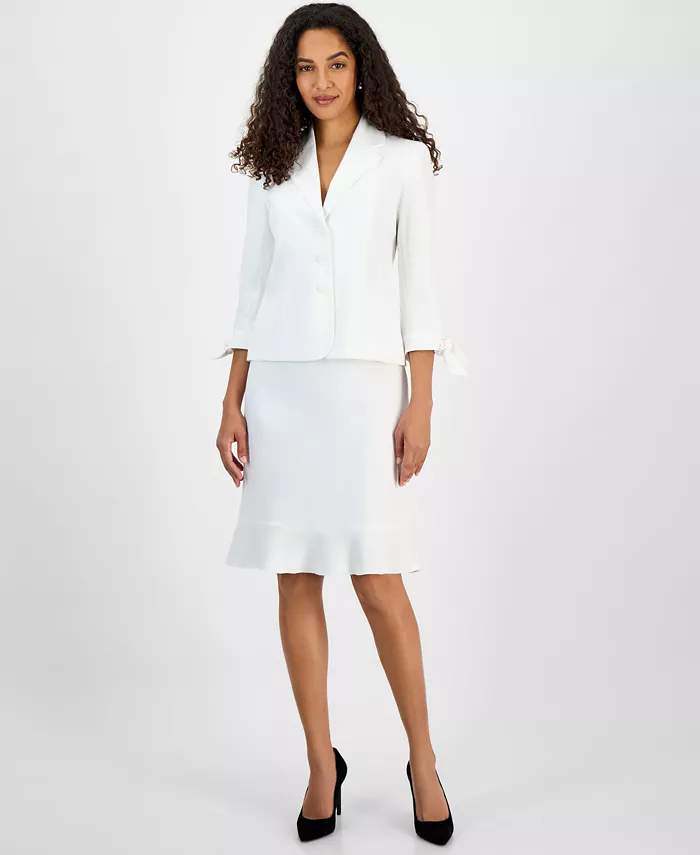 Женский жакет с тремя пуговицами и манжетами-галстуком & юбка с воланированным подолом Le Suit, белый
Женский жакет с тремя пуговицами и манжетами-галстуком & юбка с воланированным подолом Le Suit, белый