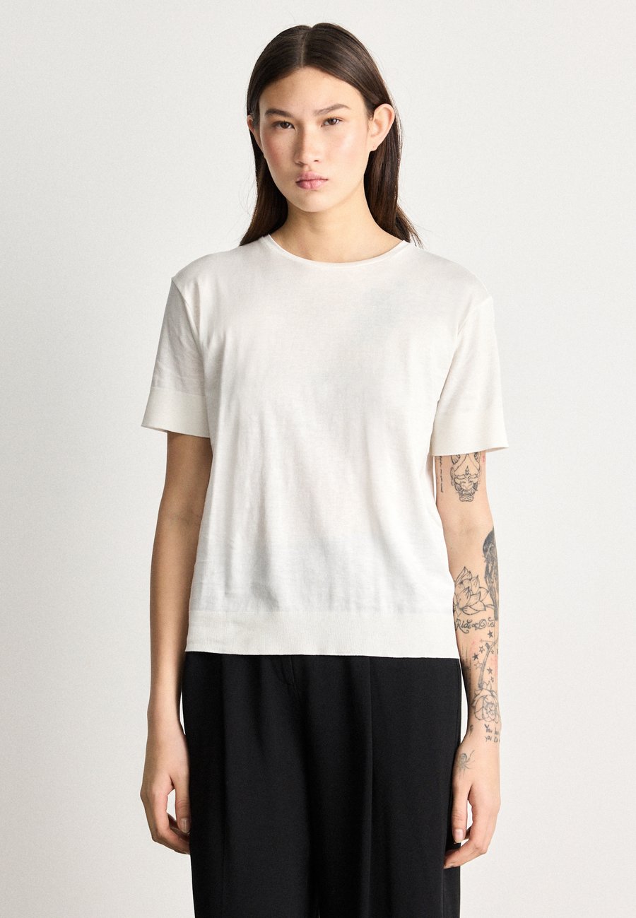 Футболка Calvin Klein CREW TEE, Snow White/White, Белый, Футболка Calvin Klein CREW TEE, Snow White/White
Футболка Calvin Klein CREW TEE, Snow White/White, Белый, Футболка Calvin Klein CREW TEE, Snow White/White