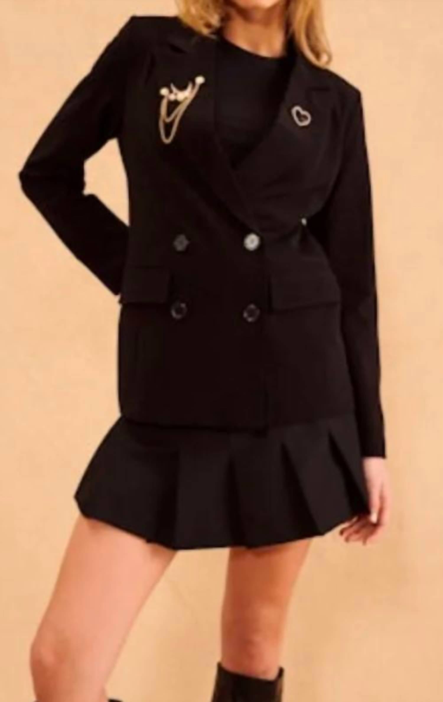 Двубортный блейзер Beau на грандиозном вечере JOHN + JENN, цвет grand soiree
Двубортный блейзер Beau на грандиозном вечере JOHN + JENN, цвет grand soiree