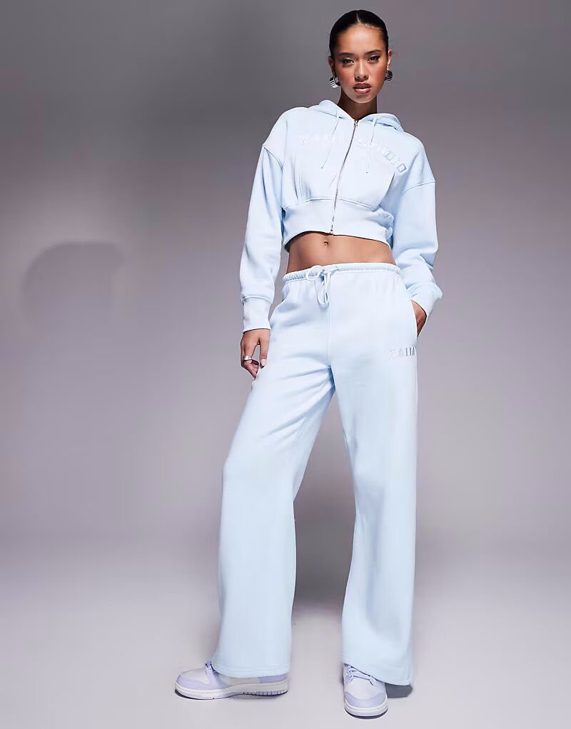 Синие спортивные брюки прямого кроя Kaiia Studio
Синие спортивные брюки прямого кроя Kaiia Studio