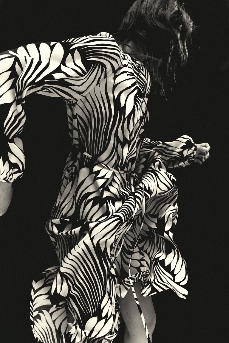 Платье с объемными рукавами H&M, черный
Платье с объемными рукавами H&M, черный