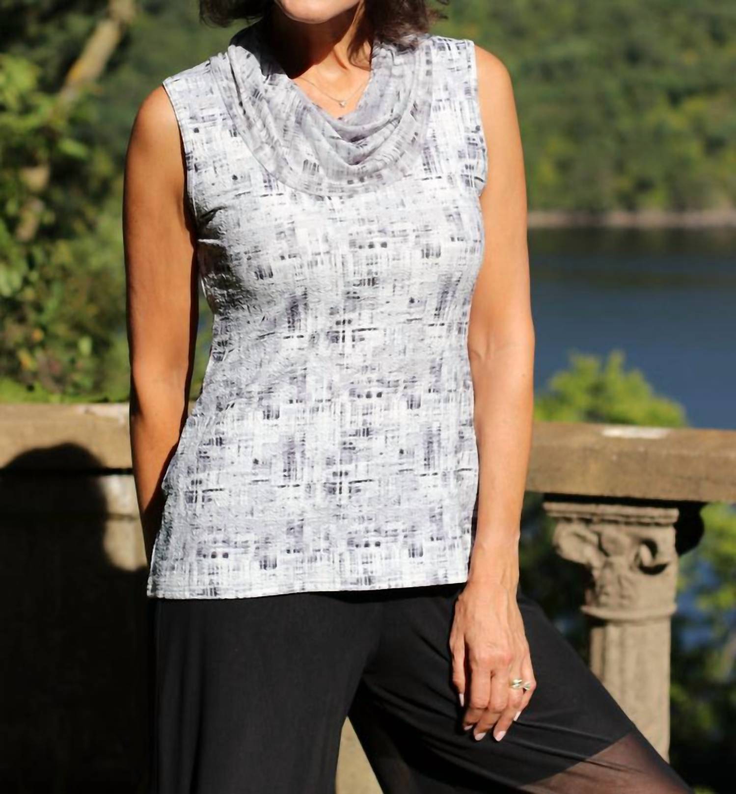 Круглогодичный топ с воротником-хомут в монохромную клетку Laura Hlavac, Monochrome Plaid
Круглогодичный топ с воротником-хомут в монохромную клетку Laura Hlavac, Monochrome Plaid