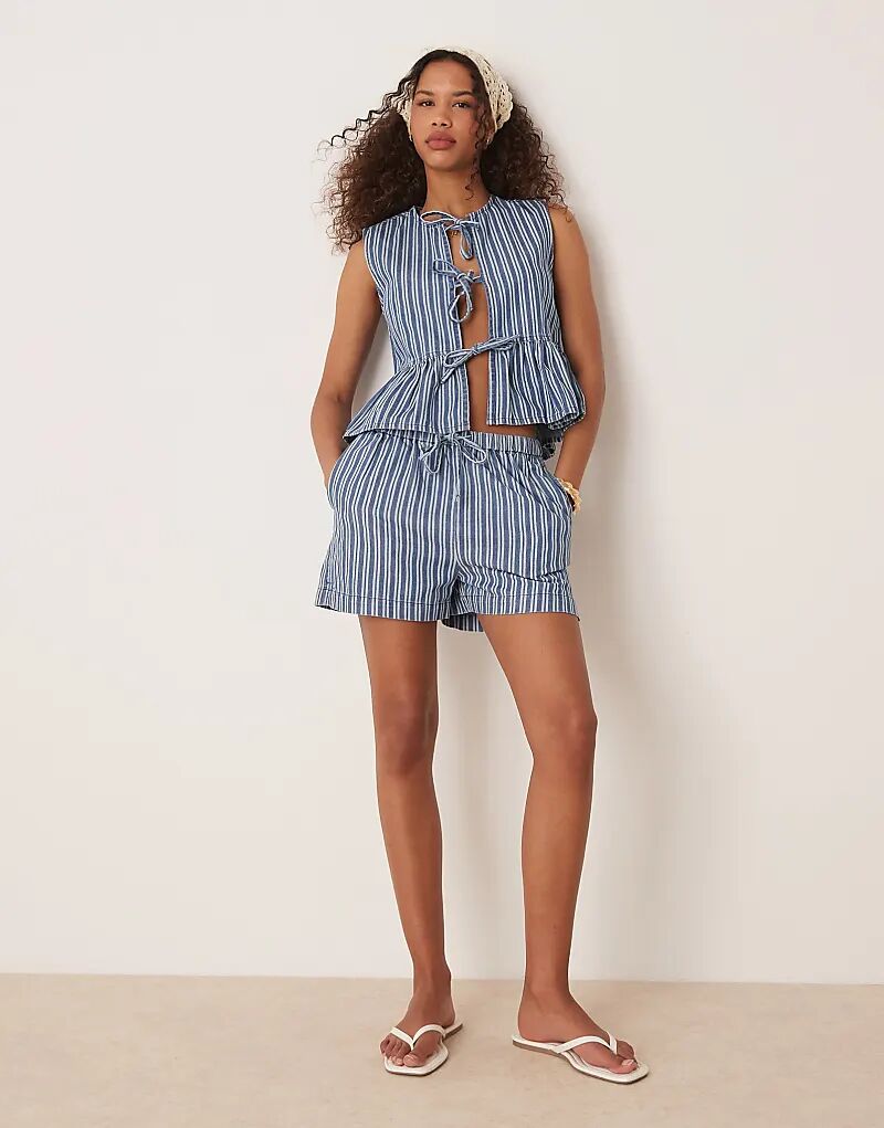 Джинсовые шорты в полоску от потертого бренда с завязкой на талии, синего цвета
Джинсовые шорты в полоску от потертого бренда с завязкой на талии, синего цвета