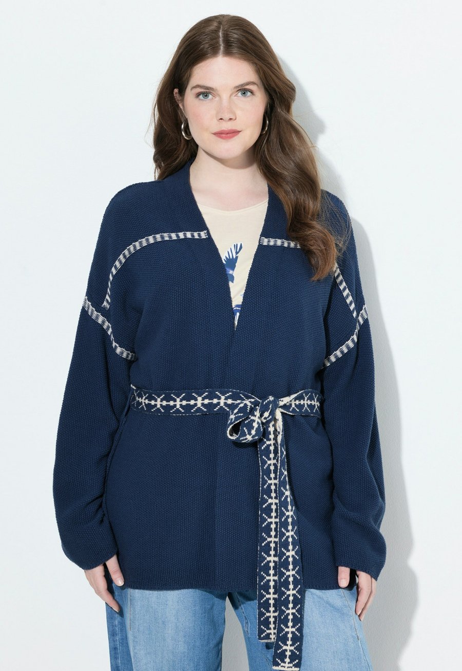 Кардиган Ulla Popken Cardigan, Ink Blue/Light Blue
Кардиган Ulla Popken Cardigan, Ink Blue/Light Blue