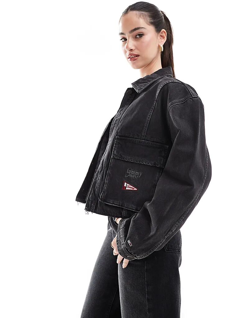 Укороченная джинсовая куртка с необработанным краем темно-серого цвета Tommy Jeans
Укороченная джинсовая куртка с необработанным краем темно-серого цвета Tommy Jeans