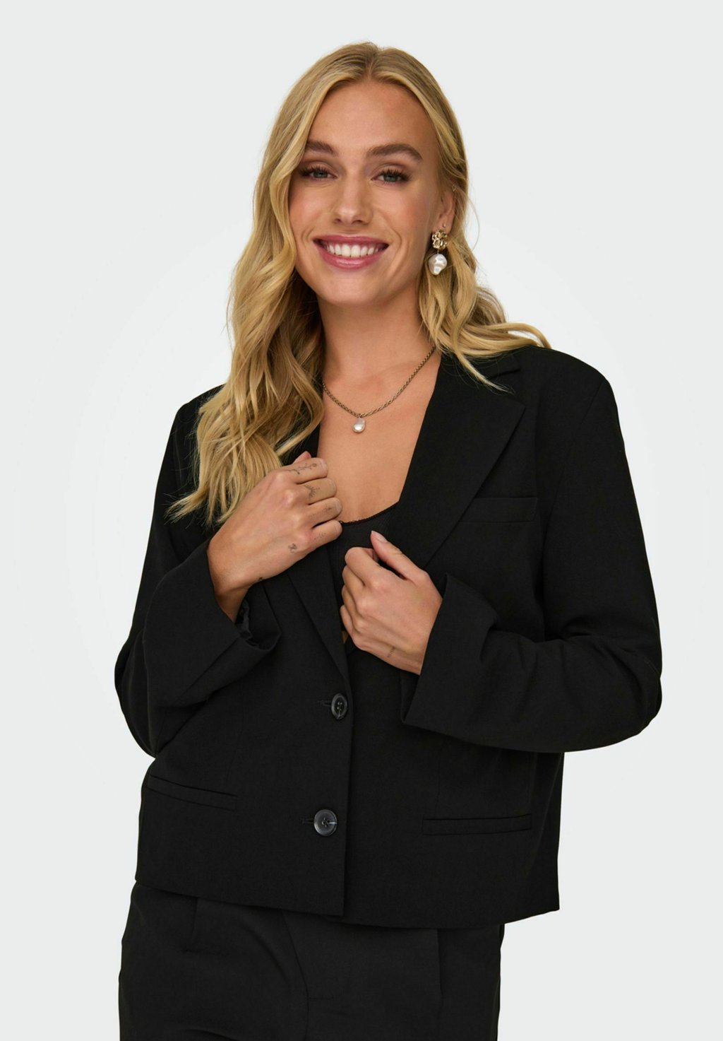 Блейзер ONLENYA MEL LS BOXY CC TLR ONLY, черный
Блейзер ONLENYA MEL LS BOXY CC TLR ONLY, черный