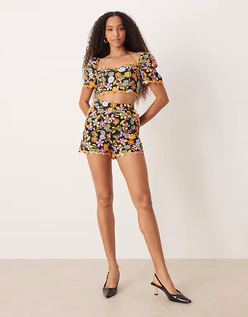 Шорты с фестончатым краем в ярком цветочном миксе Collective The Label
Шорты с фестончатым краем в ярком цветочном миксе Collective The Label