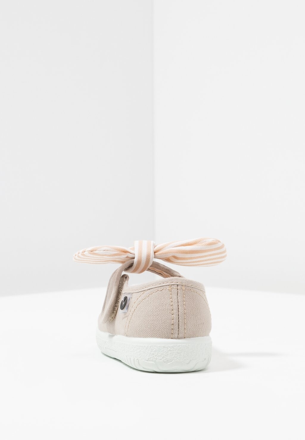 Балетки с пряжкой Victoria Shoes, бежевые
Балетки с пряжкой Victoria Shoes, бежевые