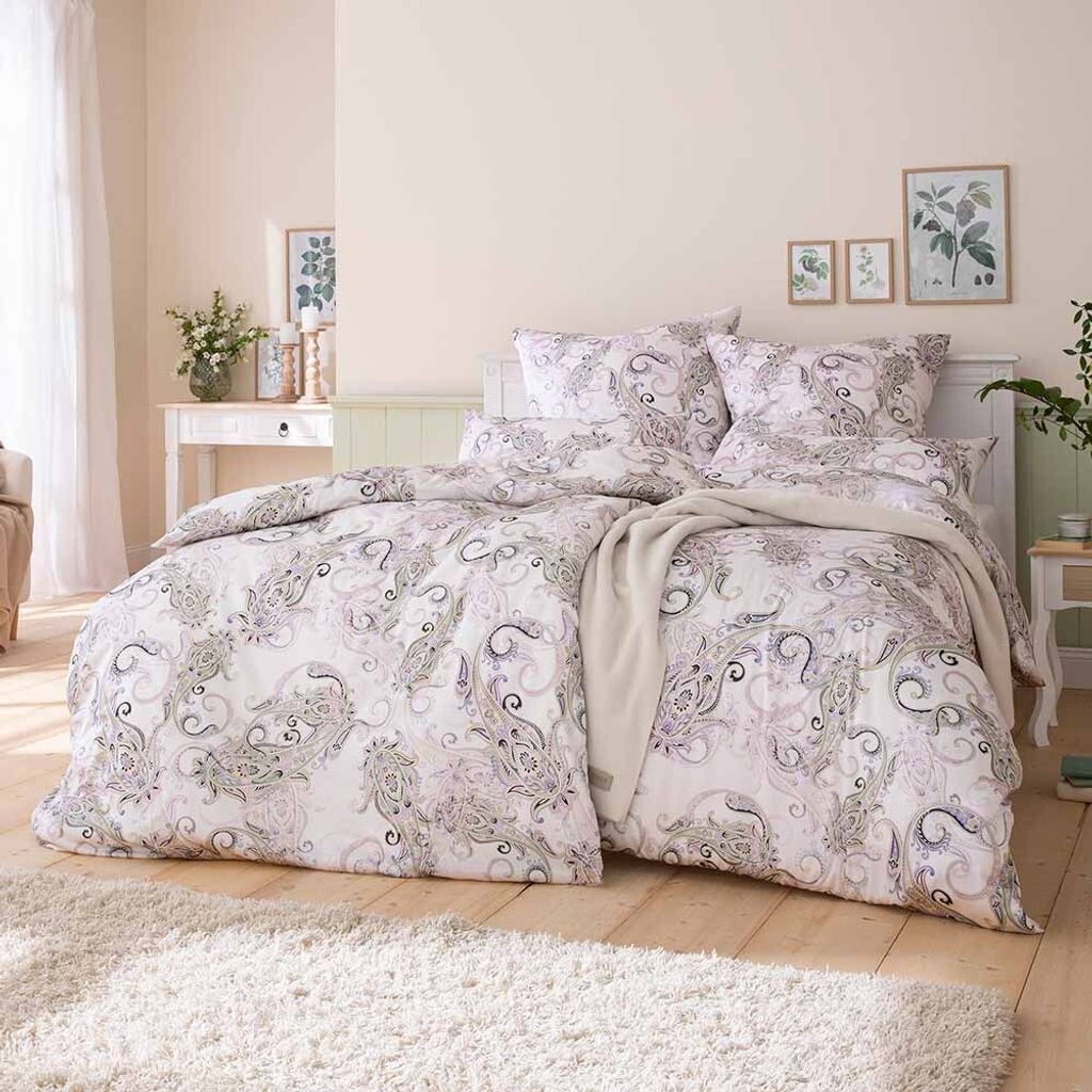 Постельное белье Estella Satin de Luxe Caroline лаванда 135х200 см + 80х80 см + 40х80 см
Постельное белье Estella Satin de Luxe Caroline лаванда 135х200 см + 80х80 см + 40х80 см