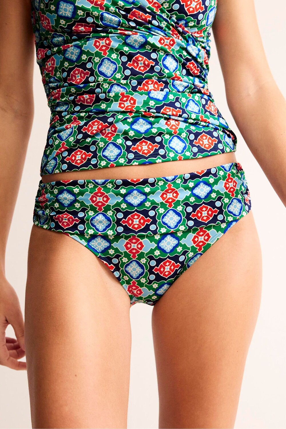 Плавки бикини Levanzo с закатанным верхом Boden, зеленый 
Плавки бикини Levanzo с закатанным верхом Boden, зеленый