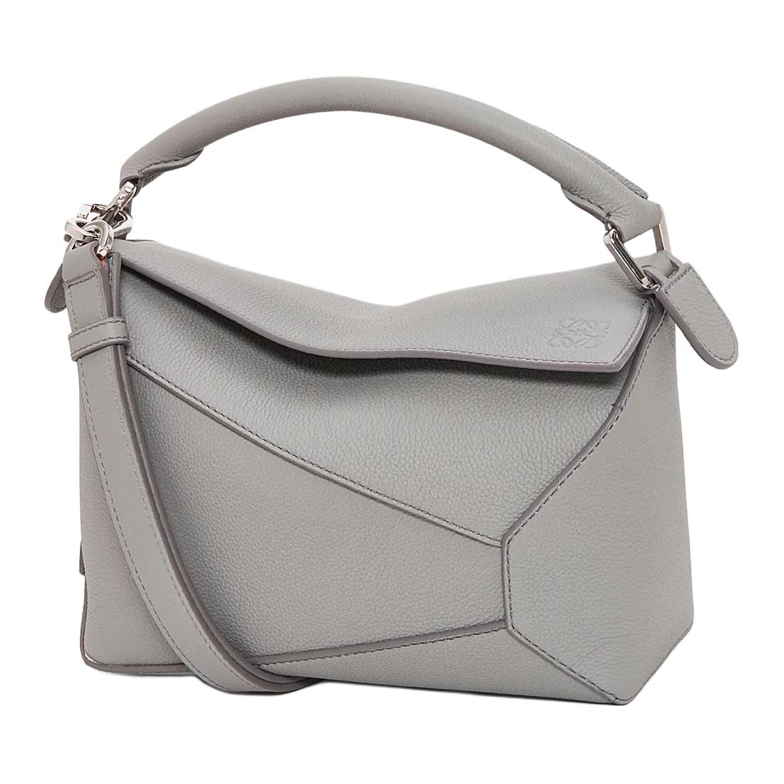 Сумка через плечо из мягкой зернистой телячьей кожи с жемчужно-серым декором в виде трубок LOEWE
Сумка через плечо из мягкой зернистой телячьей кожи с жемчужно-серым декором в виде трубок LOEWE