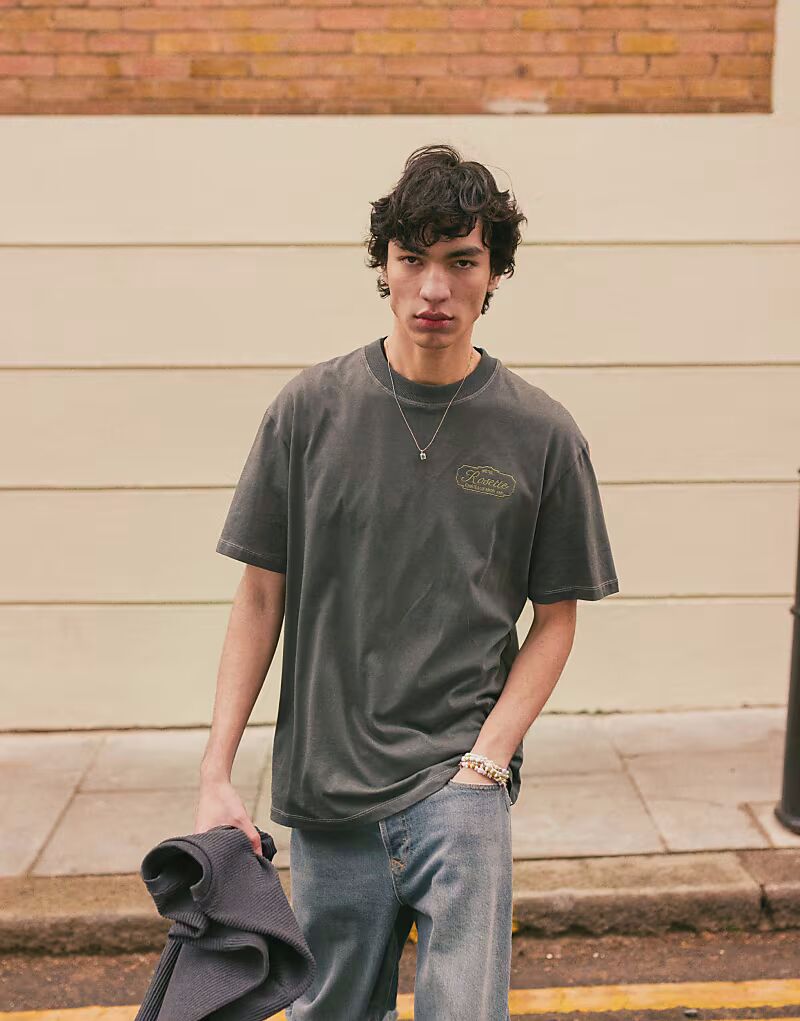 Футболка Topman свободного кроя с принтом в виде бирки-подвески спереди и сзади и вышивкой в угольно-сером цвете
Футболка Topman свободного кроя с принтом в виде бирки-подвески спереди и сзади и вышивкой в угольно-сером цвете