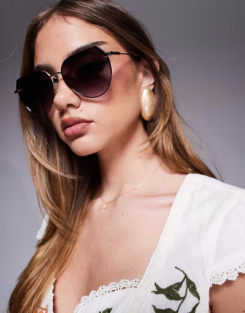 Главный герой Quay, большие круглые металлические солнцезащитные очки черного и золотого цвета Quay Australia
Главный герой Quay, большие круглые металлические солнцезащитные очки черного и золотого цвета Quay Australia