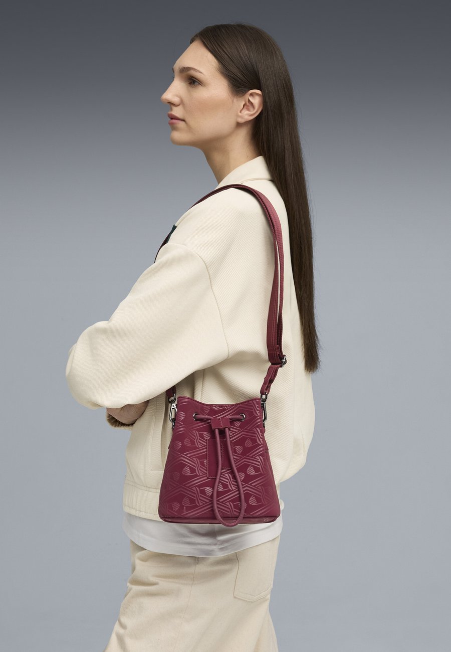 Сумка кросс-боди Puma SENSE 1,5 L KLEINE BUCKET, Ruby Shimmer Graphic/Red
Сумка кросс-боди Puma SENSE 1,5 L KLEINE BUCKET, Ruby Shimmer Graphic/Red