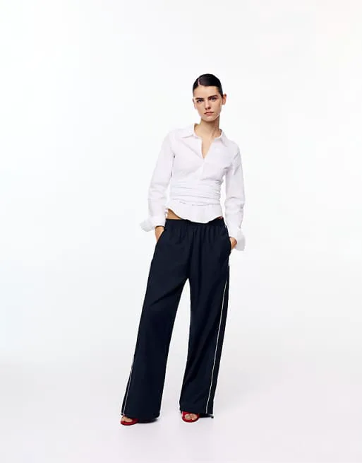 Темно-синие спортивные брюки Pull&Bear Contrast
Темно-синие спортивные брюки Pull&Bear Contrast