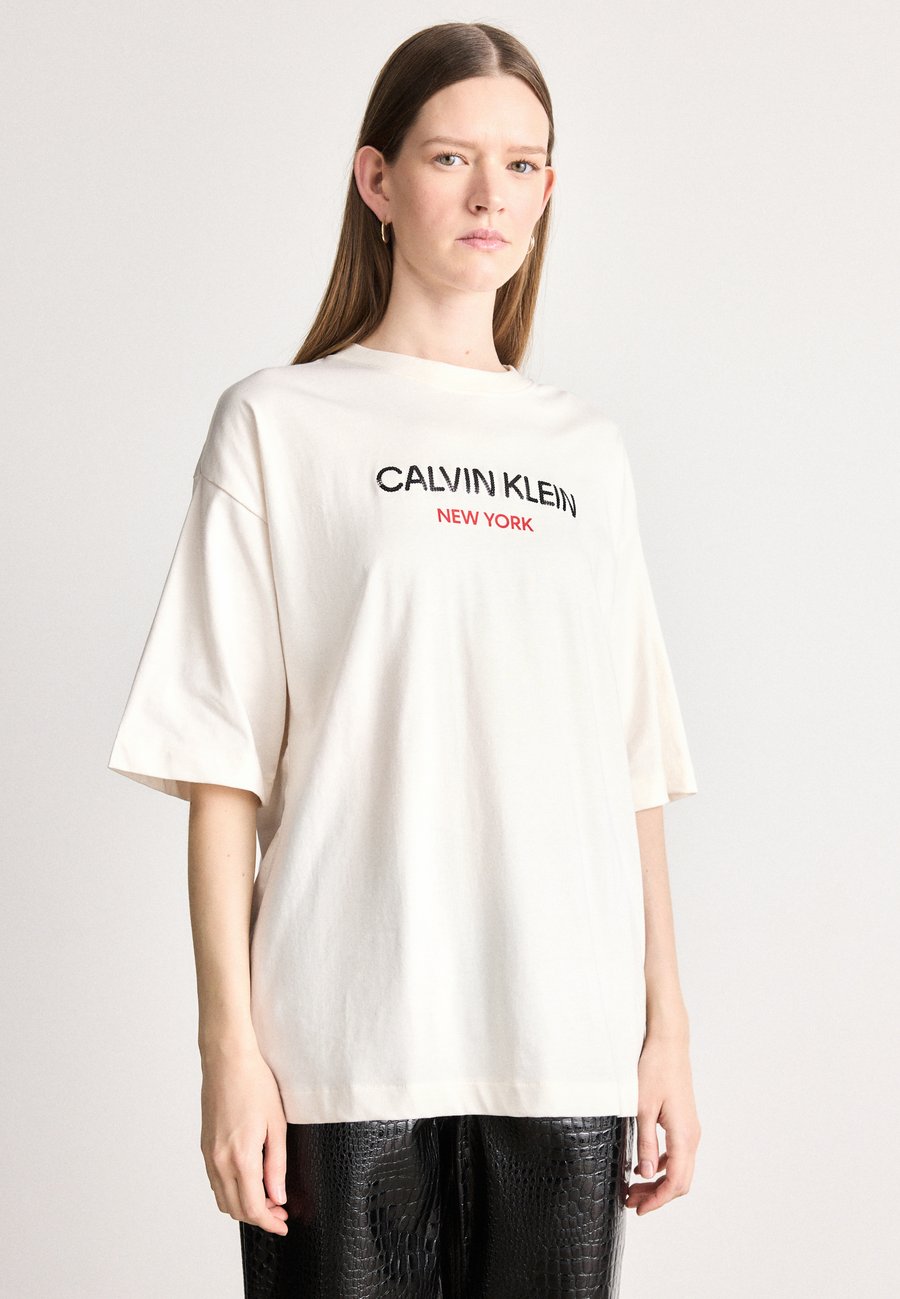 Футболка Calvin Klein Jeans RELAXED SEQUIN LOGO TEE, White Greige/White, Белый, Футболка Calvin Klein Jeans RELAXED SEQUIN LOGO TEE, White Greige/White
Футболка Calvin Klein Jeans RELAXED SEQUIN LOGO TEE, White Greige/White, Белый, Футболка Calvin Klein Jeans RELAXED SEQUIN LOGO TEE, White Greige/White