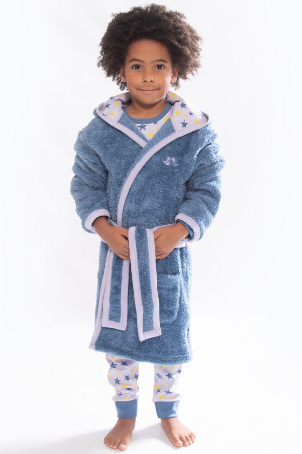 Роскошный подарочный набор из халата «Сияющие звезды» и пижамы интерлок Luca and Rosa, синий
Роскошный подарочный набор из халата «Сияющие звезды» и пижамы интерлок Luca and Rosa, синий