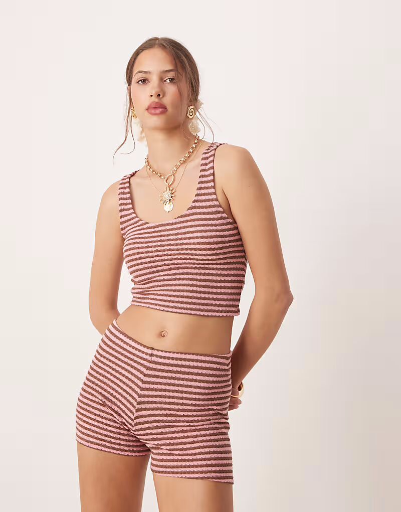 Укороченный трикотажный топ в розовую и коричневую полоску Asos Design
Укороченный трикотажный топ в розовую и коричневую полоску Asos Design