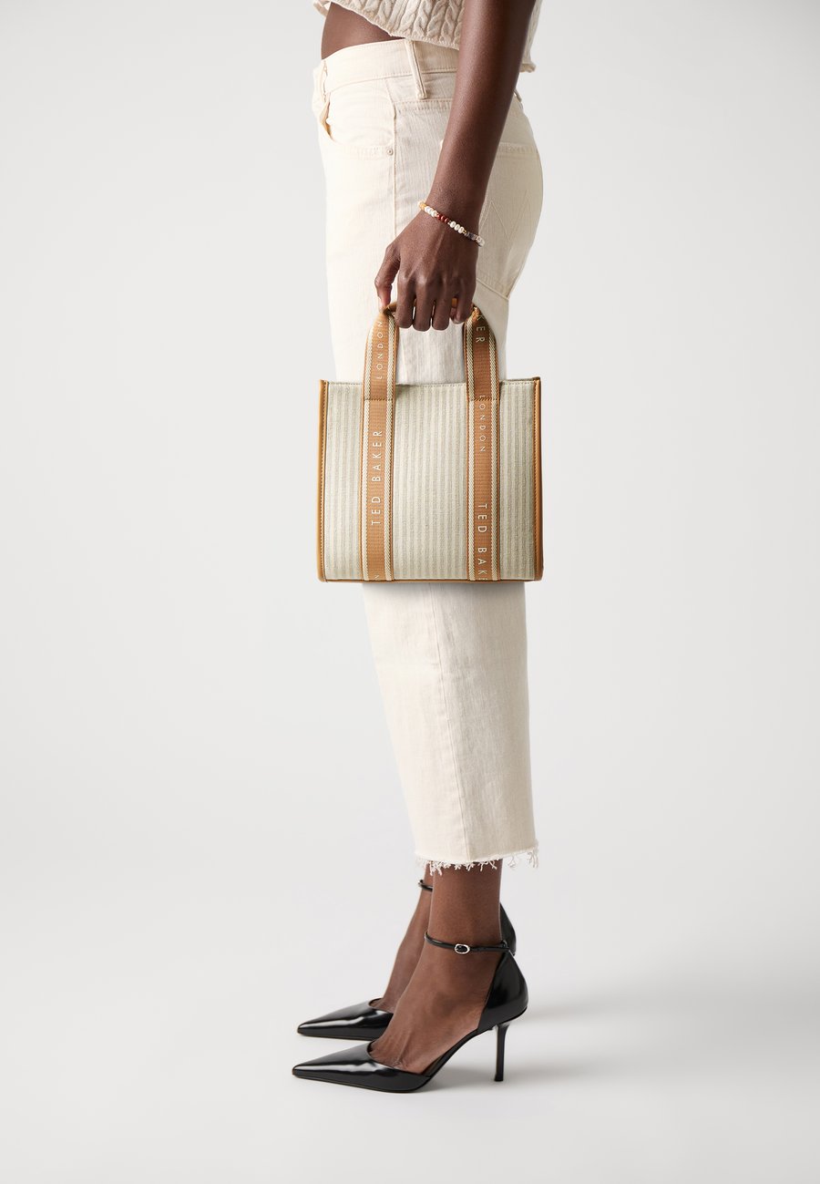 Сумка Ted Baker HARLLEE STRIPED SMALL CROSSBODY BAG, Camel
Сумка Ted Baker HARLLEE STRIPED SMALL CROSSBODY BAG, Camel