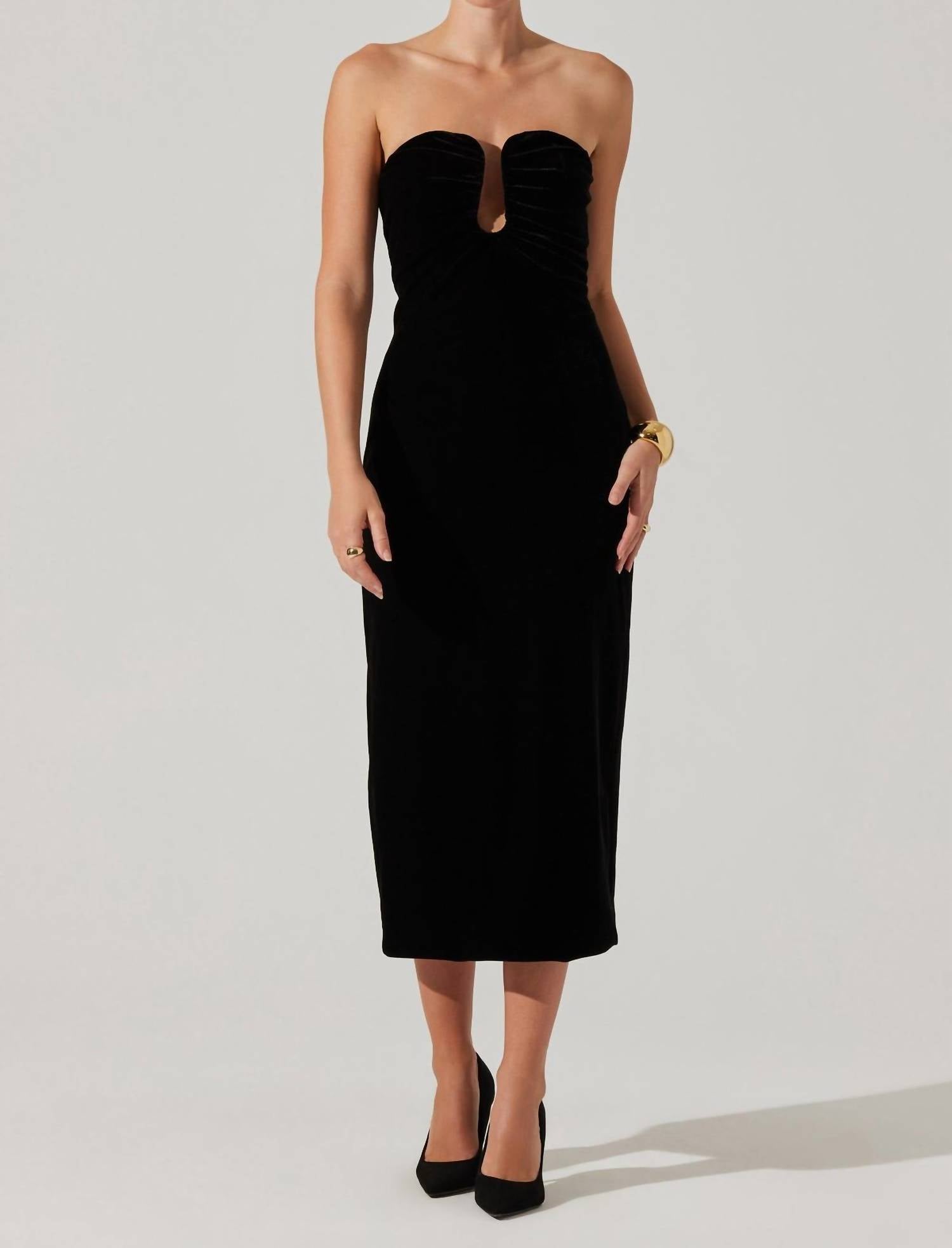 Платье Arista Sweetheart миди из бархата в черном цвете ASTR
Платье Arista Sweetheart миди из бархата в черном цвете ASTR