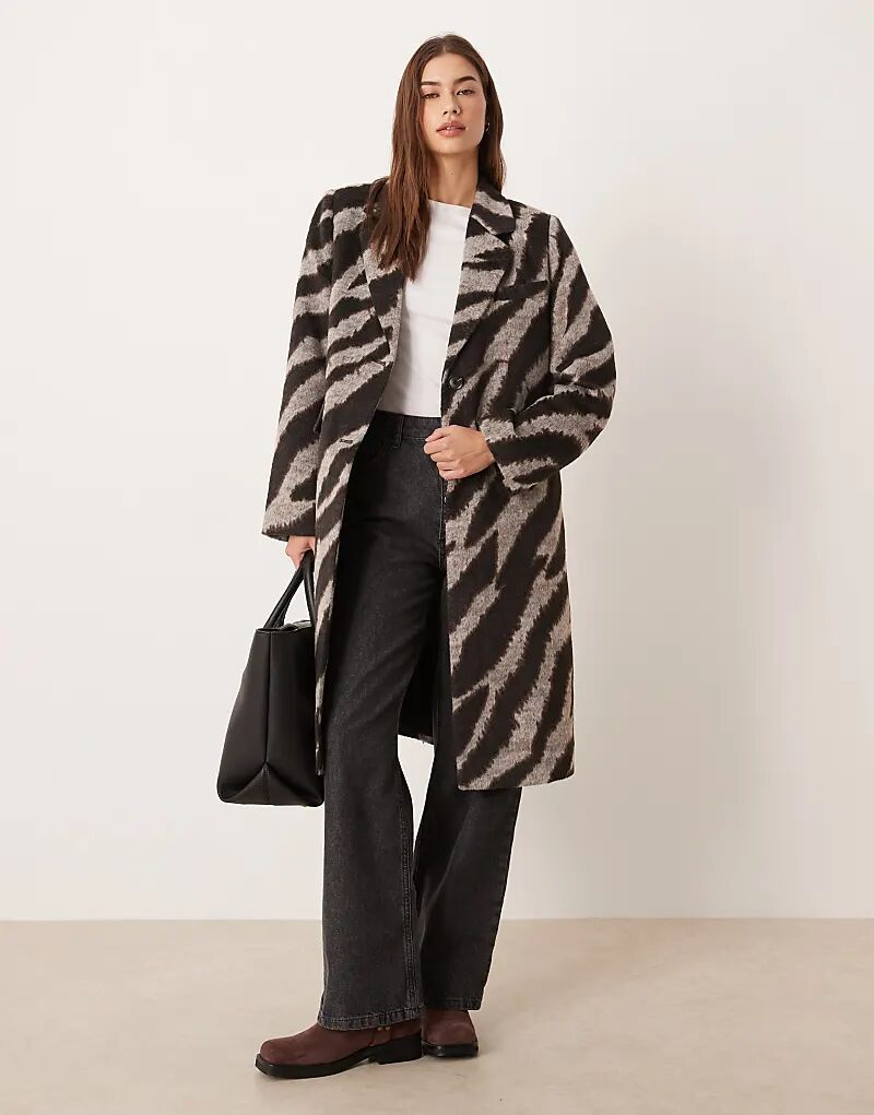 Пальто Vila с принтом зебры в черном и кремовом цветах
Пальто Vila с принтом зебры в черном и кремовом цветах