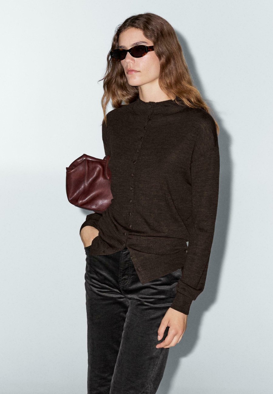 Кардиган Massimo Dutti MOCK TURTLENECK WITH COVERED BUTTONS, Dark Brown
Кардиган Massimo Dutti MOCK TURTLENECK WITH COVERED BUTTONS, Dark Brown