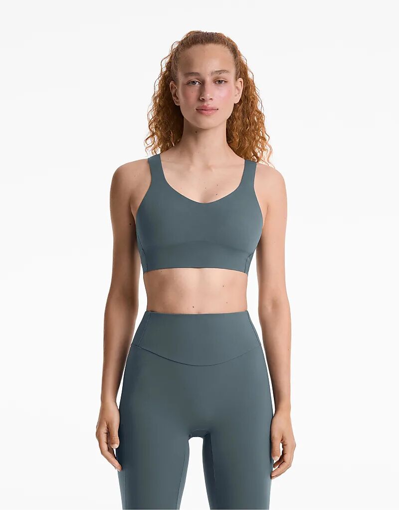 Спортивный бюстгальтер средней поддержки OYSHO Light touch антрацитово-синего цвета
Спортивный бюстгальтер средней поддержки OYSHO Light touch антрацитово-синего цвета