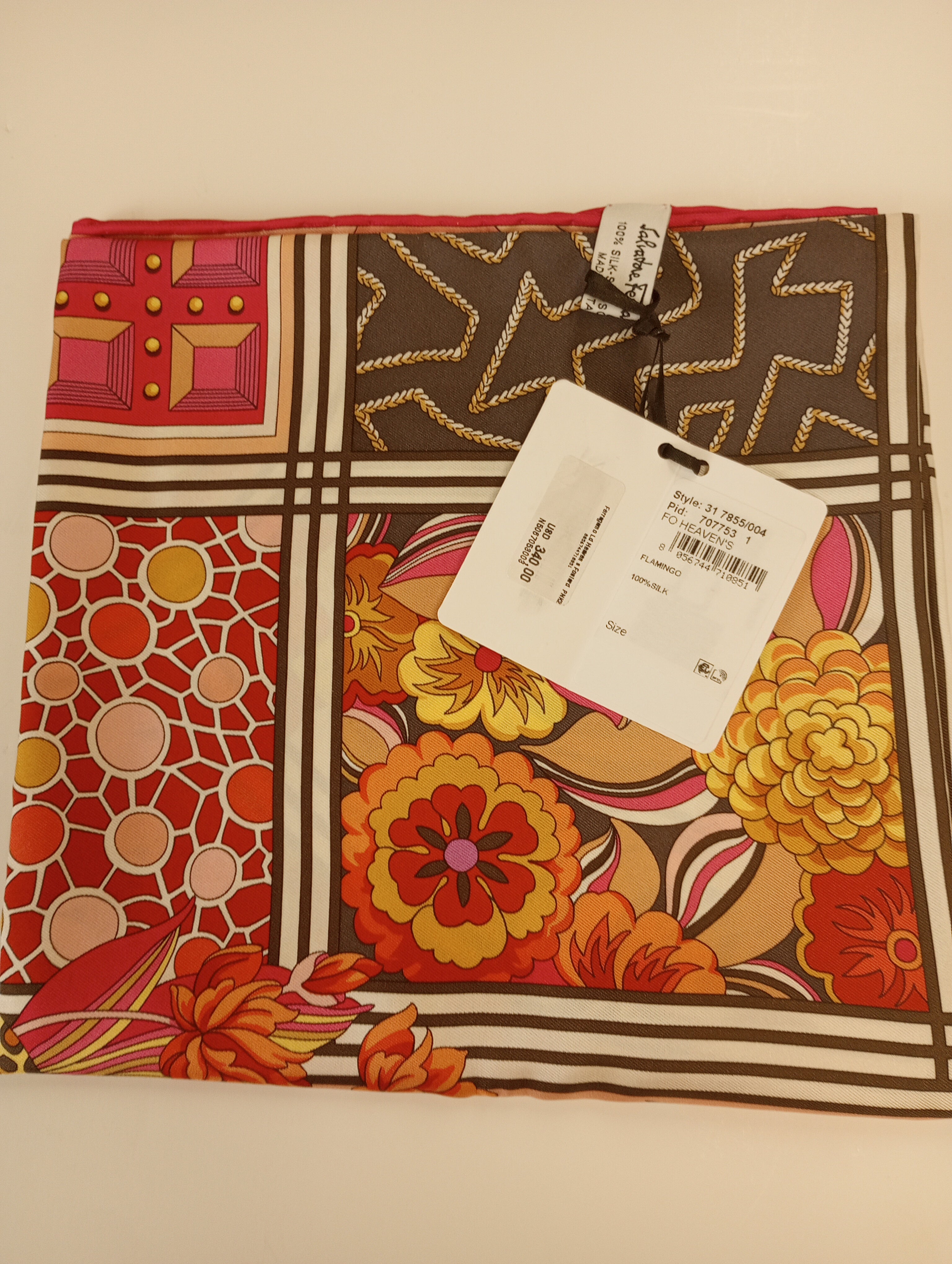 SALVATORE FERRAGAMO Женский 707753 Шелковый шарф с принтом, цвет multi
SALVATORE FERRAGAMO Женский 707753 Шелковый шарф с принтом, цвет multi