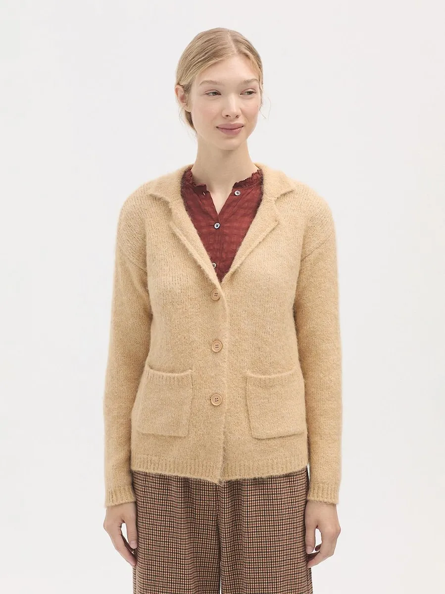 Женский кардиган с застежкой спереди на пуговицы и накладными карманами Nice Things, бежевый 
Женский кардиган с застежкой спереди на пуговицы и накладными карманами Nice Things, бежевый