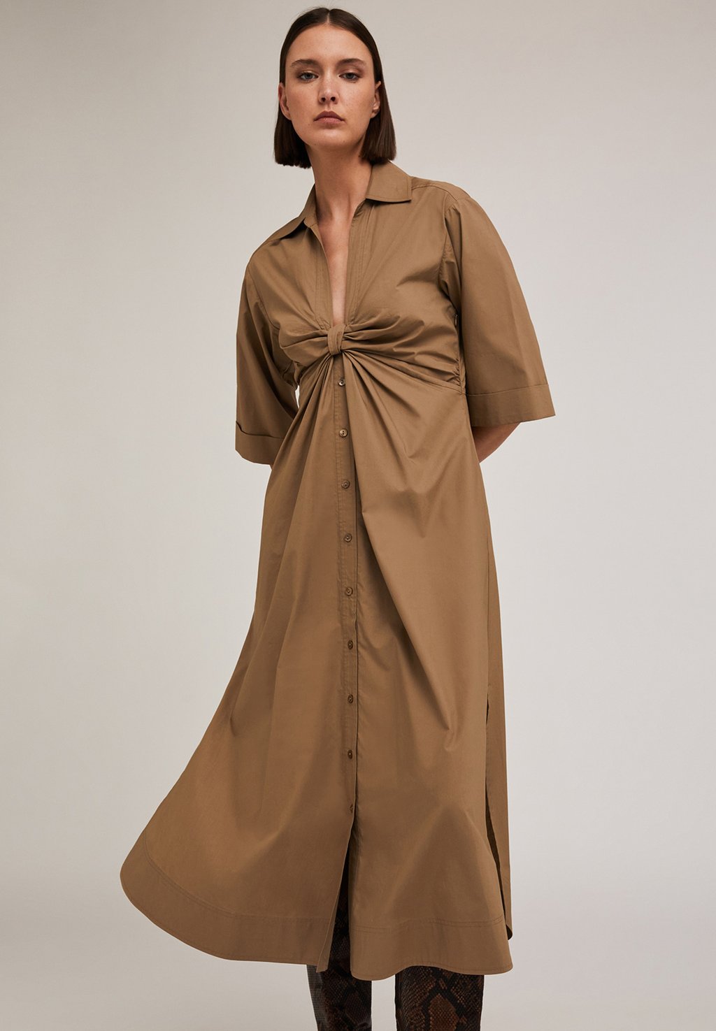 Платье-рубашка CON NODO Motivi, коричневый
Платье-рубашка CON NODO Motivi, коричневый