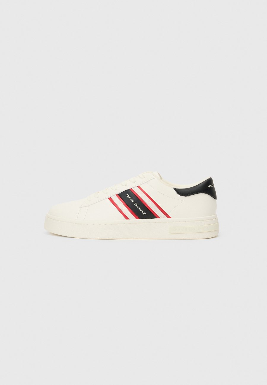 Кроссовки Armani Exchange Trainers, Off-White/Red/Off-White
Кроссовки Armani Exchange Trainers, Off-White/Red/Off-White