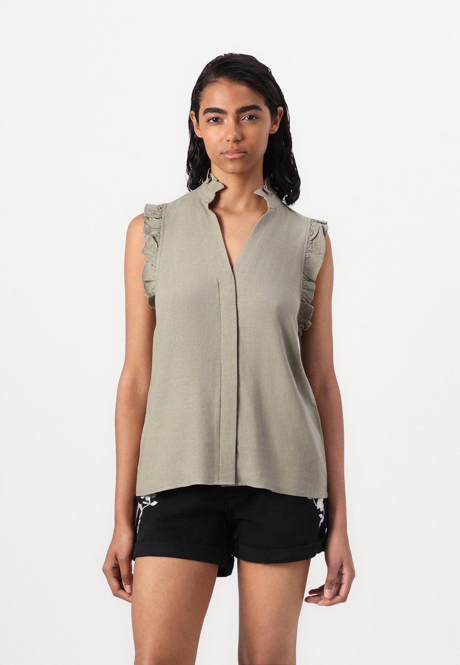 Блуза Selected Femme SLFVIVA SUN RUFFLE, Vetiver/Olive
Блуза Selected Femme SLFVIVA SUN RUFFLE, Vetiver/Olive