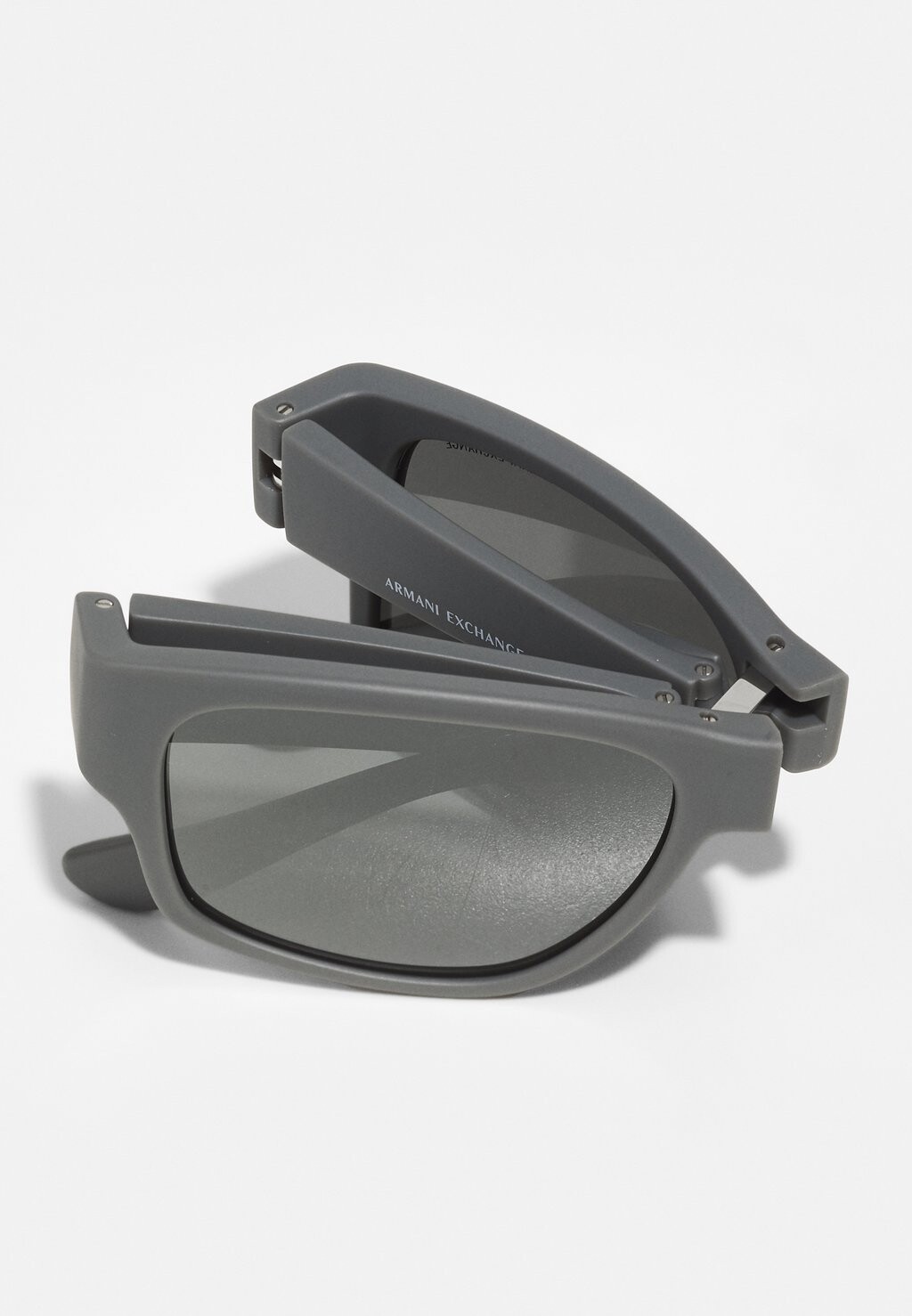 Солнцезащитные очки Armani Exchange, серый
Солнцезащитные очки Armani Exchange, серый
