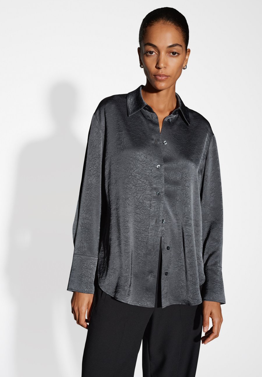 Блуза someday. STRAIGHT CUT CRINKLE LOOK, Silver-Coloured Moon/Silver-Coloured
Блуза someday. STRAIGHT CUT CRINKLE LOOK, Silver-Coloured Moon/Silver-Coloured