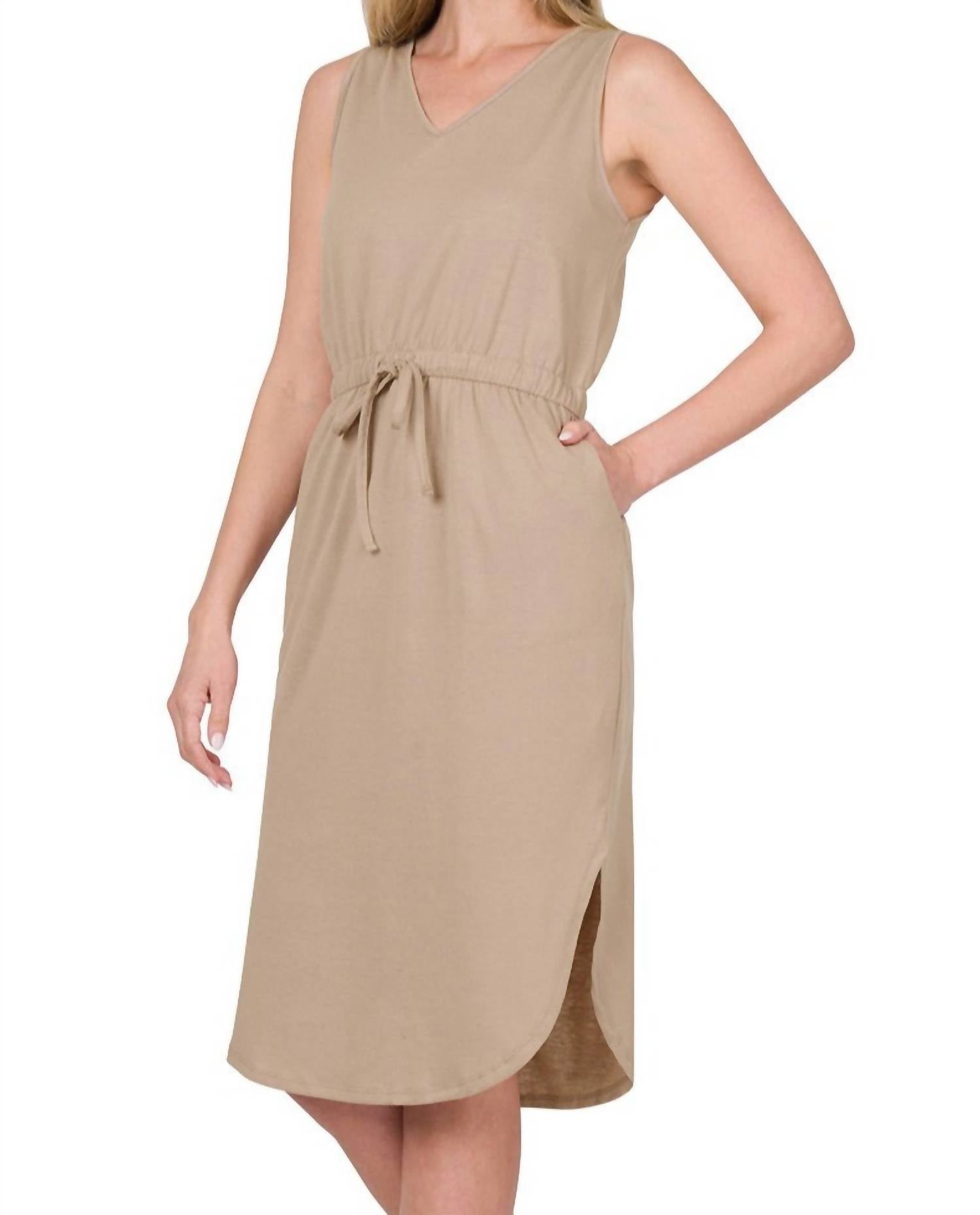 Платье с завязками на талии и фигурным подолом в цвете пепельный мокко ZENANA, мокко
Платье с завязками на талии и фигурным подолом в цвете пепельный мокко ZENANA, мокко